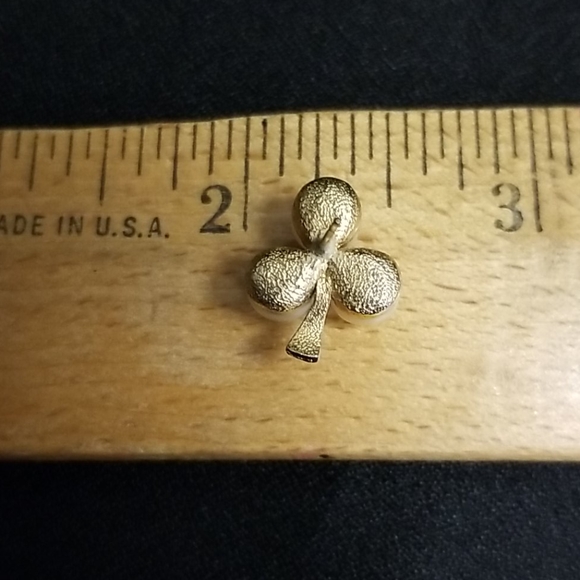 Goldtone pearl flower earrings - Picture 7 of 7